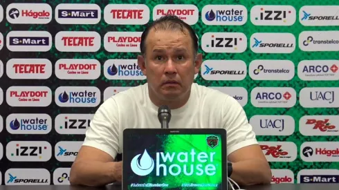 Juan Reynoso en conferencia de prensa tras la derrota de Cruz Azul ante Juárez.
