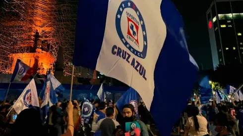 La afición de Cruz Azul festejó el campeonato en el Ángel de la Independencia.
