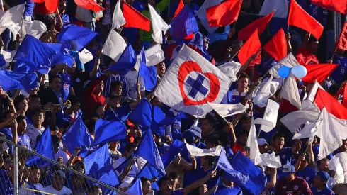 La Sangre Azul alentando a Cruz Azul en el Estadio Azul.
