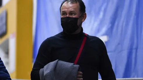 Juan Reynoso llegó al Estadio Azteca para el duelo de Cruz Azul.
