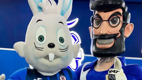 Blu de Cruz Azul posó con 'El Fuerte' de Pueba en la carrera de mascotas.
