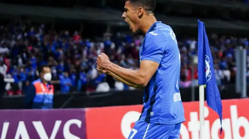 Uriel Antuna marca el primero de Cruz Azul
