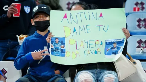 El menor con su pancarta para El Brujo.
