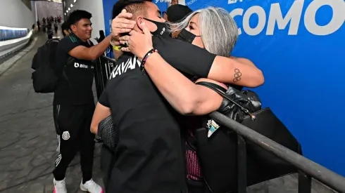 Charly Rodríguez recibió a su familia en el Estadio Azteca.
