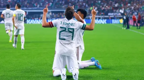 El Bebote celebrando su segundo gol con el Tri.
