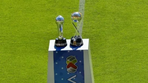 El trofeo de Liga y de campeón de campeones.
