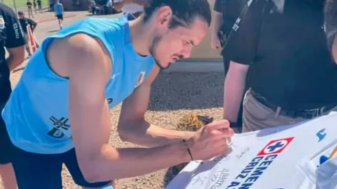 Edinson Cavani firmó una camiseta de Cruz Azul.
