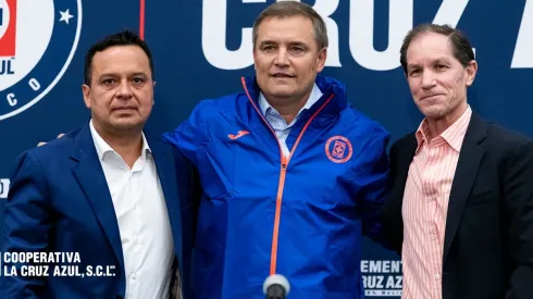 Aguirre fue presentado como DT de Cruz Azul el mismo día que cumplió un año de la novena.
