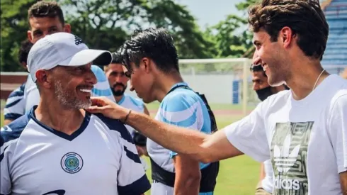 Santi Giménez con su papá, Chaco.
