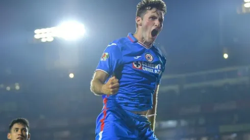 Santiago Giménez en un partido con Cruz Azul
