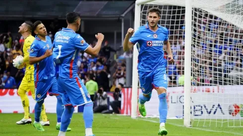 Cruz Azul mantiene el invicto con doblete de Santi Giménez