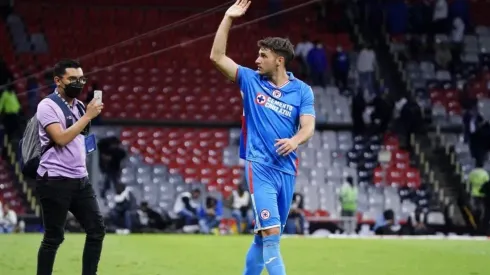 Santiago Giménez en un partido con Cruz Azul
