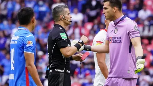 Jurado pidiendo una explicación al central.
