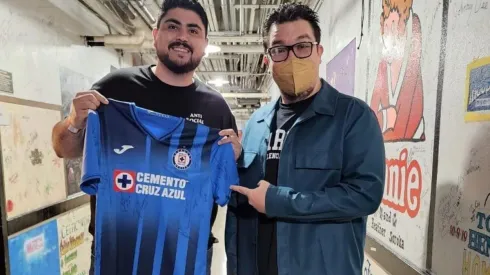 Franco presumió su jersey de La Máquina.
