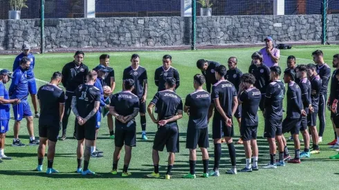 Potro Gutiérrez eligió a los 22 futbolistas para su debut como DT de Cruz Azul.
