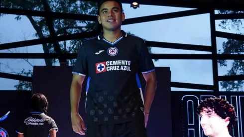 Charly Rodríguez lució el uniforme alternativo de Cruz Azul.
