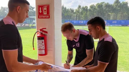 Jugadores de Cruz Azul firmaron la camiseta para apoyar a aficionado celeste.
