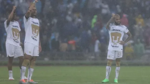 Postal de futbolistas universitarios durante el Cruz Azul vs. Pumas
