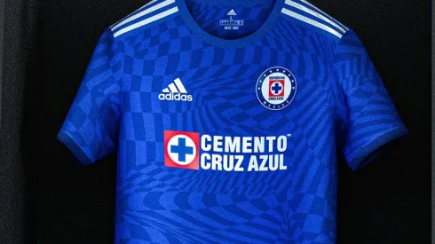 Uno de los fantasy de la playera de Cruz Azul con la marca Adidas.
