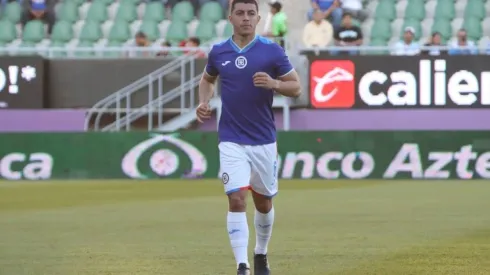 Erik Lira en un partido con Cruz Azul
