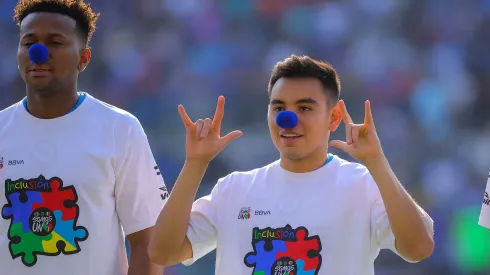 Los jugadores de ambos equipos saltaron a la cancha con una singular nariz azul.
