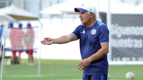 Tuca dirige la pretemporada de Cruz Azul desde la playa. 
