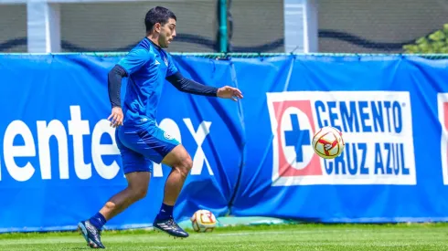 Erik Lira arrancó como titular con Cruz Azul ante Pumas.

