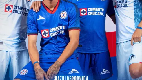 Presentaron las playeras de Cruz Azul.
