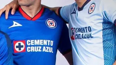 Presentaron las playeras de Cruz Azul.
