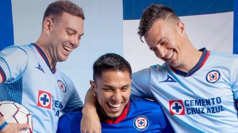 Cruz Azul presentó sus dos uniformes con Pirma.
