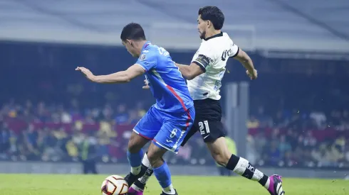 Ciudad de México, 15 de abril de 2023. Erik Lira y Henry Martín, durante el partido de la jornada 15 del torneo Clausura 2023 de la Liga BBVA MX, entre la Máquina Celeste del Cruz Azul y las Águilas del América, celebrado en el estadio Azteca. Foto: Imago7/ Rafael Vadillo
