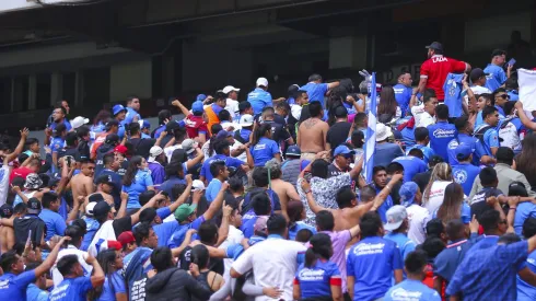 Además de ser la más numerosa, la afición de Cruz Azul también es la más creativa de todo México. Aquí te traemos una de sus canciones más conocidas.
