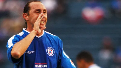 Alex Aguinaga jugó en Cruz Azul en el Apertura 2003.
