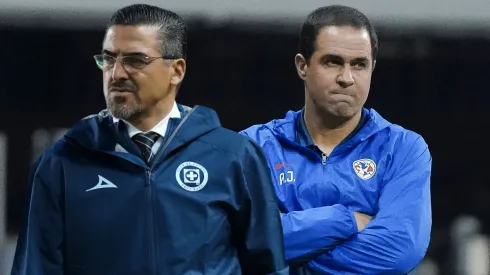 Las alineaciones de Cruz Azul y América para el Clásico Joven.
