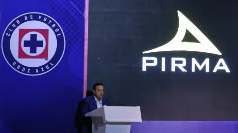 El delantero chileno no cuenta para el club pero el director técnico querría utilizarlo en caso de quedarse.
