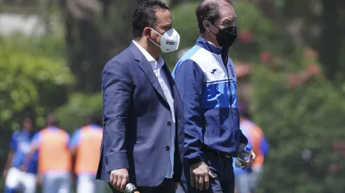 Victor Velazquez y Jaime Ordiales, directivos de Cruz Azul.
