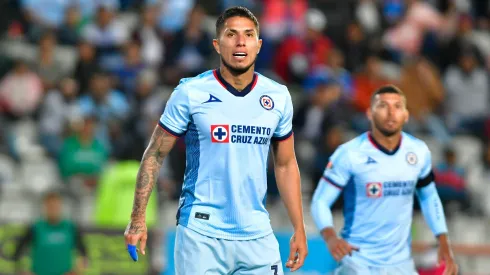 Carlos Salcedo se perfila para salir de Cruz Azul.
