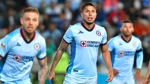 Carlos Salcedo podría salir de Cruz Azul.
