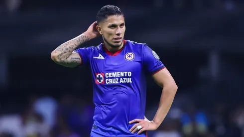 Carlos Salcedo busca su salida de Cruz Azul.
