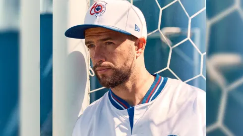 Rivero posó con la nueva gorra de New Era.
