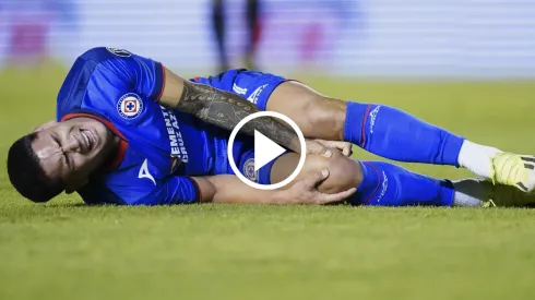 Baja en Cruz Azul: Toro Fernández se lesionó la rodilla.
