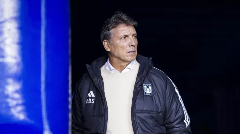 El entrenador uruguayo se vio involucrado en unos lamentables hechos en donde pateó a Willer Ditta.
