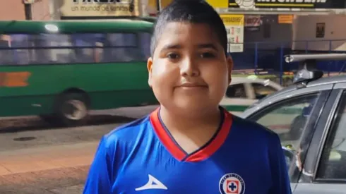 La imagen de José Armando posando con la playera de Cruz Azul
