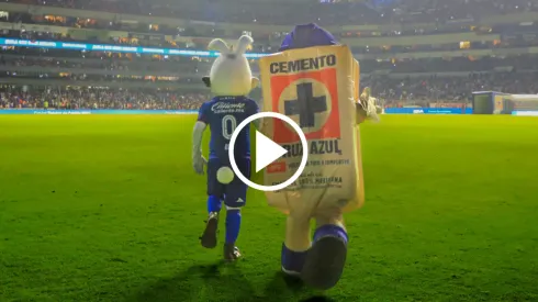 Las mascotas de Cruz Azul siguen dando que hablar.
