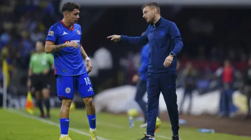 Ciudad de México a 24 de Febrero de 2024. Rodrigo Huescas y Martín Anselmi, Director Técnico , durante el partido correspondiente a la jornada 8 del torneo Clausura 2024 de la Liga BBVA MX, entre las Águilas del América y la Máquina Celeste del Cruz Azul, realizado en el Estadio Azteca. Foto: Imago7/ Rafael Vadillo
