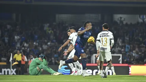 El árbitro anuló polémico gol a Cruz Azul.
