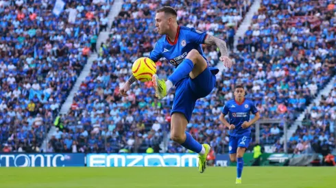 Cruz Azul se mide esta noche a los Pumas.
