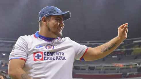 Aczino, famoso aficionado de Cruz Azul.
