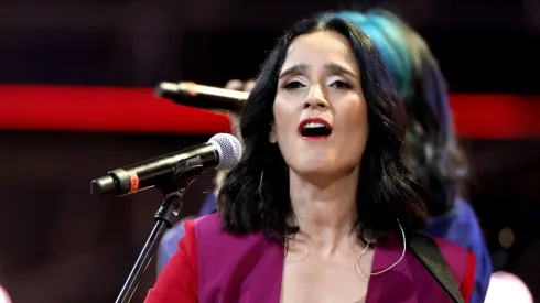 La cantante mexicano se ha convertido en la autora del nuevo himno de La Máquina casi sin querer. Los fanáticos la quieren en la final.

