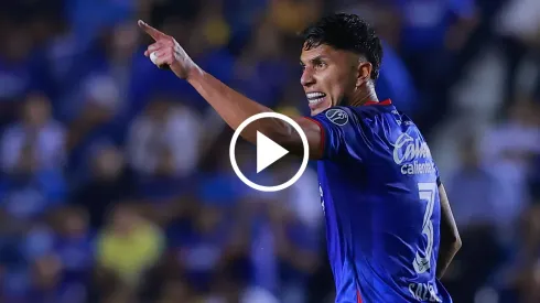 Salcedo festejó el gol con el banderín del tiro de esquina.
